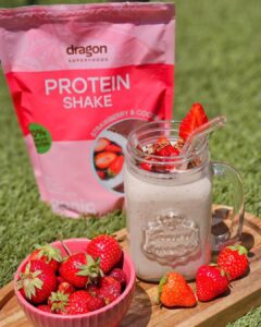 Bột protein thực vật lắc dâu sữa dừa hữu cơ Dragon Superfoods 450g